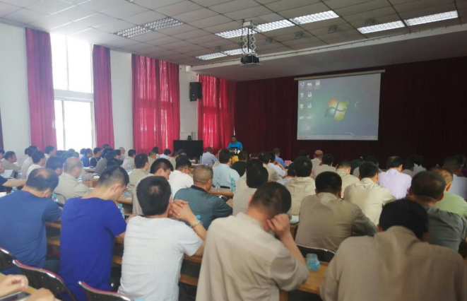 自治區(qū)排污權交易儲備中心高級工程師李萬剛講解排污權相關政策